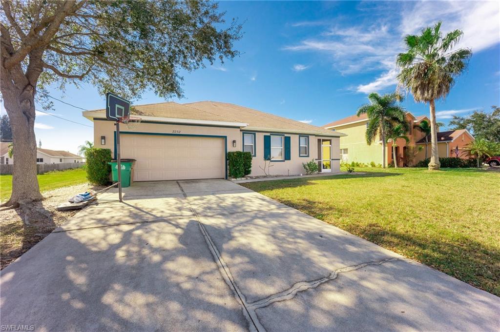Excellent investment opportunity for a spacious 3/2 with an open floor plan, featuring a HUGE master suite, walk-in closets, large kitchen with real wood cabinets, tile in the main living areas and a home security system.  Plenty of room for a pool!

Previous buyer failed to deposit escrow.