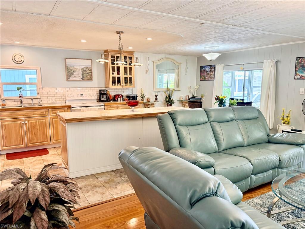 LAUREL ESTATES MOBILE HOME VIL - Residential