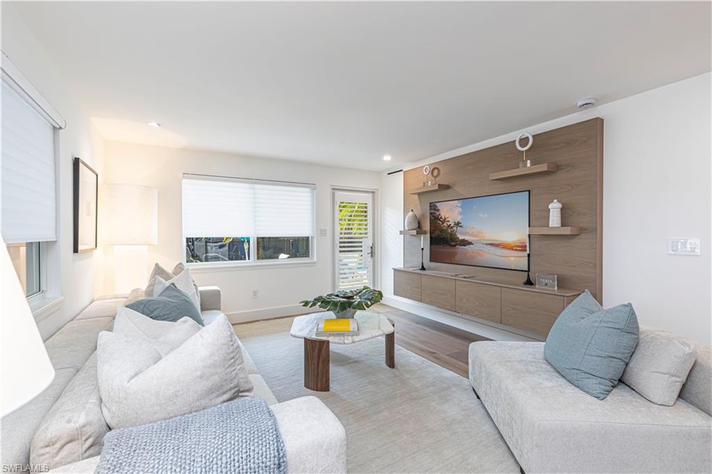 AQUALANE MANOR - Residential Lease