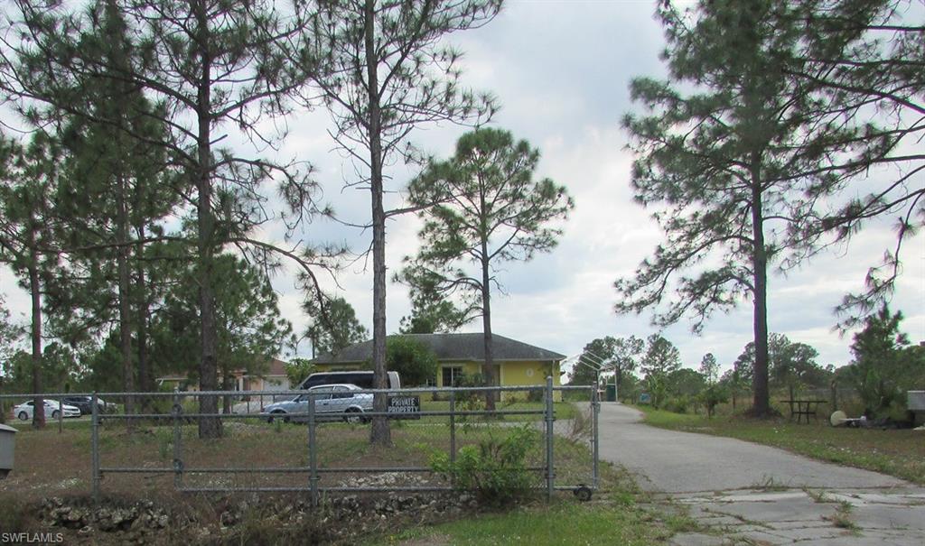 Well maintained home with updated bathrooms in Golden Gate Estate with a large back yard on a quiet street. Great for first time home buyer. Enjoy the peaceful scenery of your 1 1/4 acre lot move in conditions. Easy to show