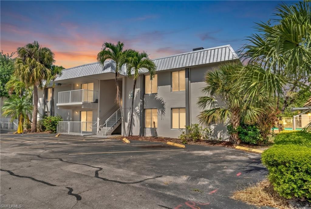 Beautiful first-floor 3BR/2BA condo with 1352 sq ft located in Green Tee Village. Spacious layout with comfortable living areas and easy first-floor access. Conveniently situated next to the Fort Myers Country Club and golf course, and just minutes from shopping, dining, Downtown Fort Myers, and major roadways. Great location offering comfort, convenience, and a peaceful community setting. Schedule your showing today!