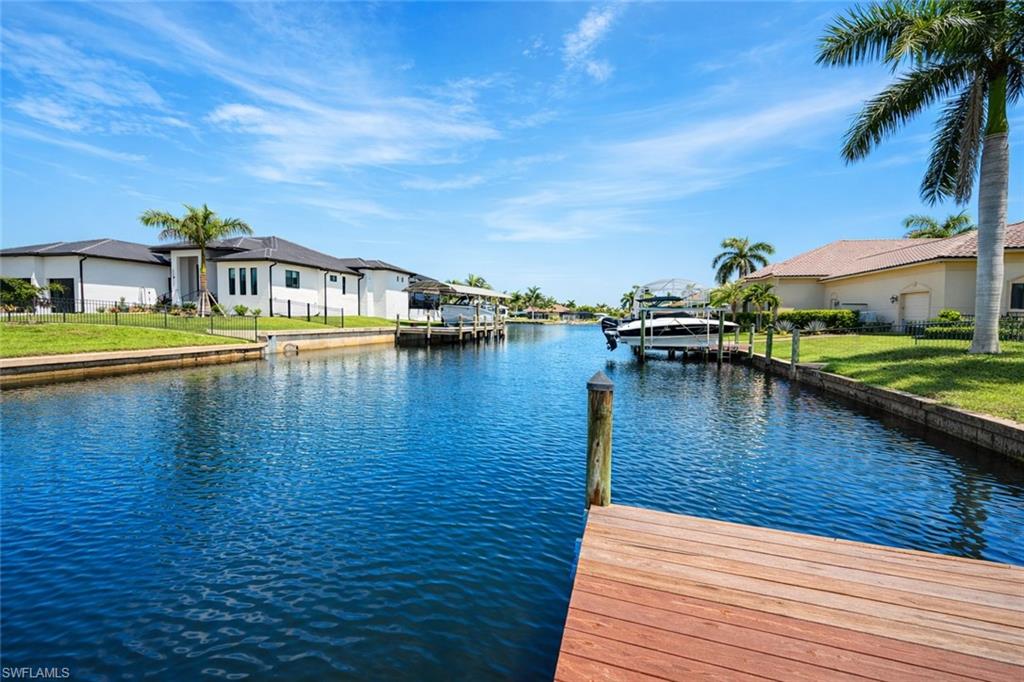 YACHT CLUB - Land