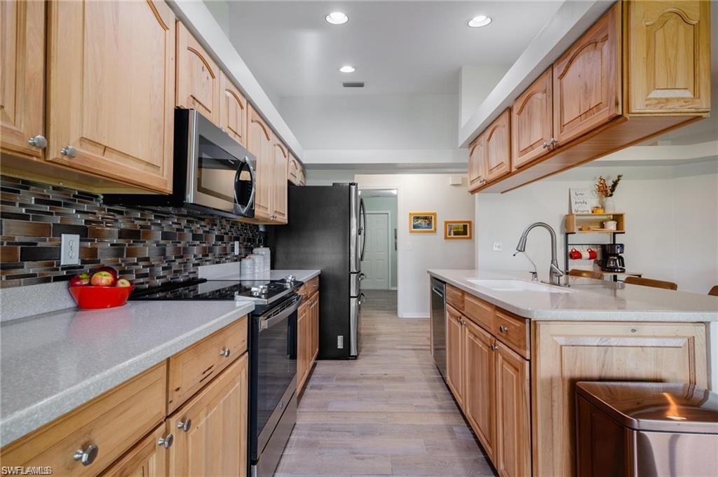 PINEWOOD LAKES - Residential
