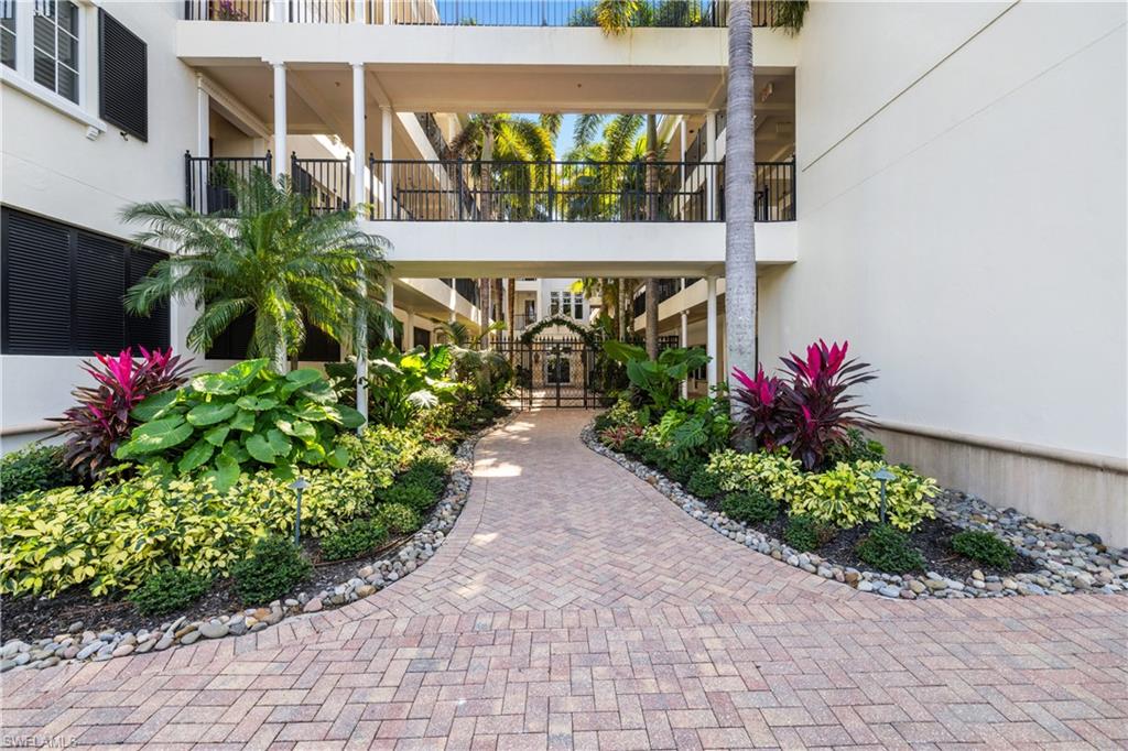CHARLESTON SQUARE - Residential