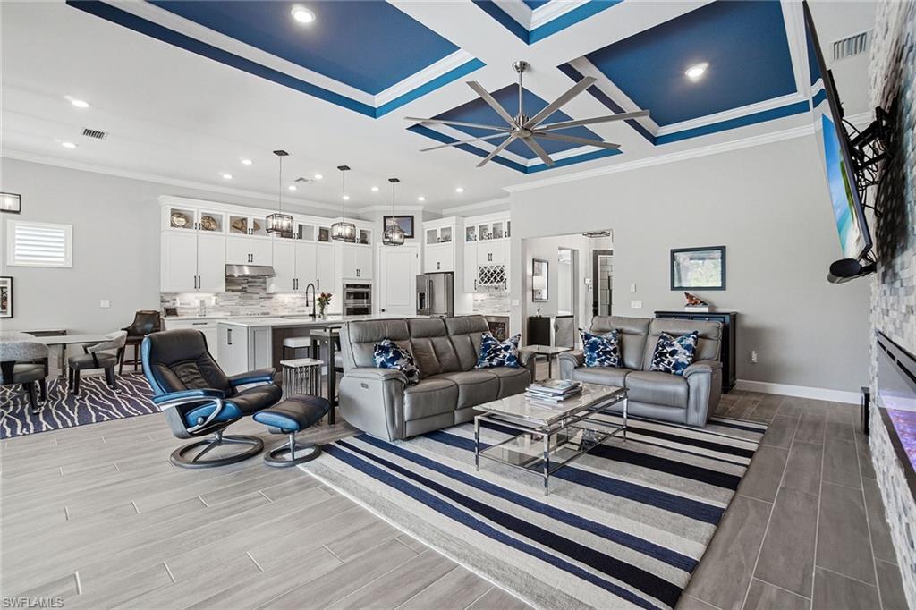 COUNTRY CLUB - Residential