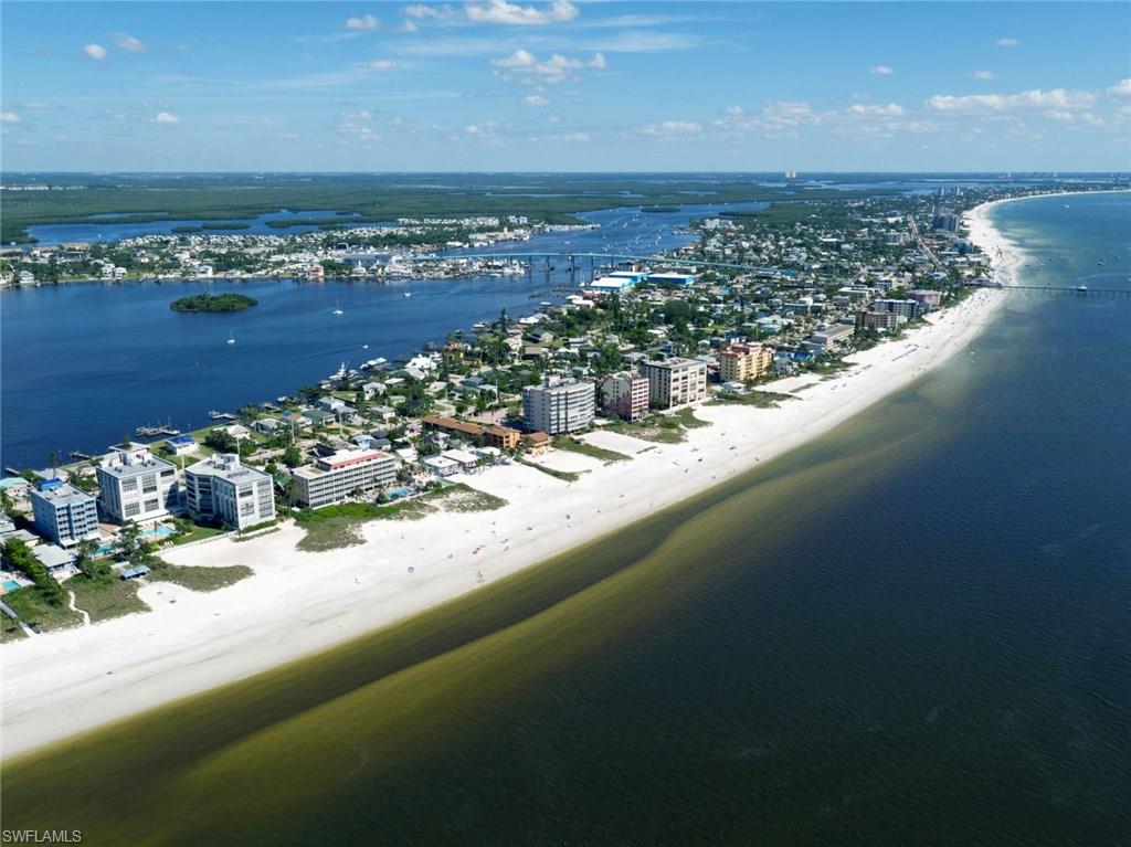 RARELY OFFERED BEACHFRONT SEVENTH FLOOR CONDO LOCATED IN A HIGHLY SOUGHT AFTER DEVELOPMENT AT THE POPULAR, QUIET NORTH END OF THE ISLAND. WEEKLY RENTALS PERMITTED WITH STRONG RENTAL HISTORY. ONE OF FEW GATEWAY VILLAS CONDOS WITH FULL SIZE WASHER AND DRYER.