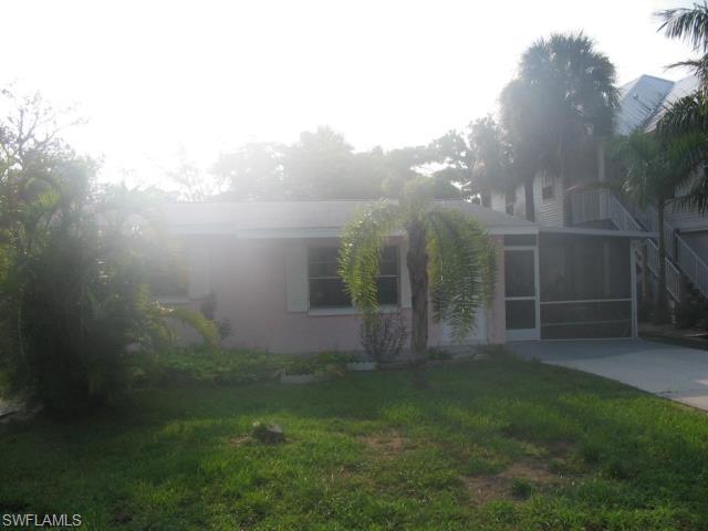 Fort Myers Beach Cute cottage. Weekly rental area. Close to pier area. Mango St has direct beach access at the end of the street.