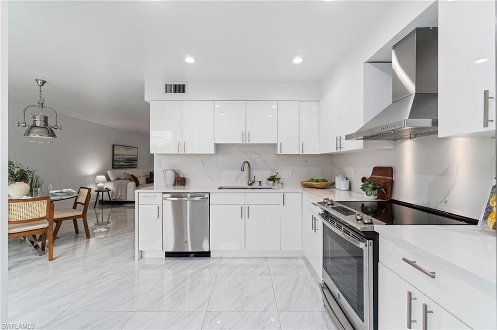NAPLES MARINA VILLAS - Residential