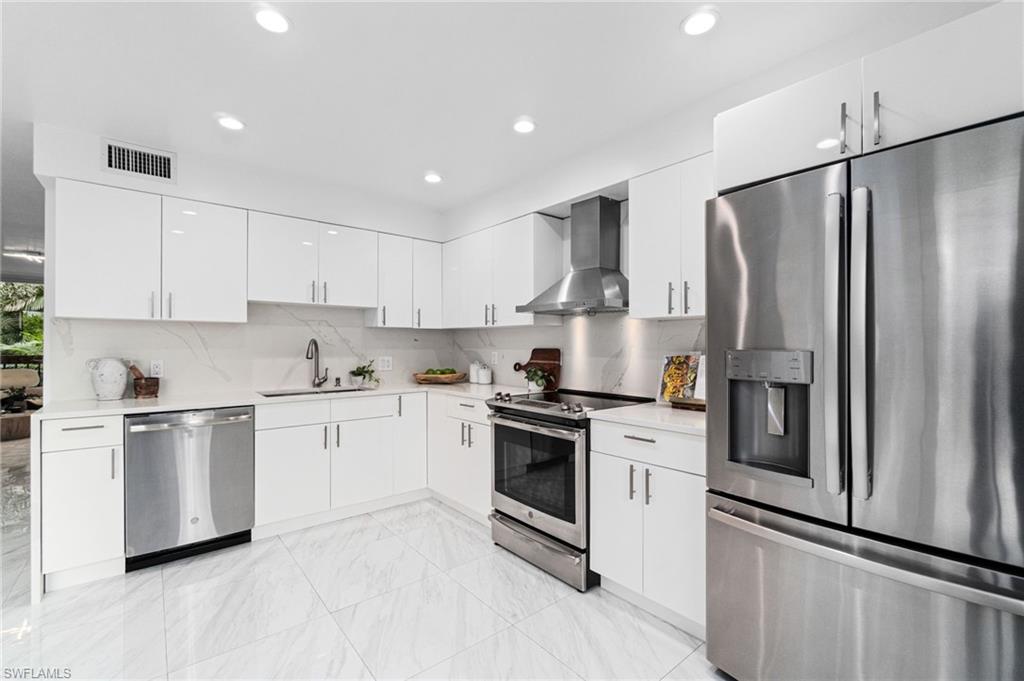 NAPLES MARINA VILLAS - Residential