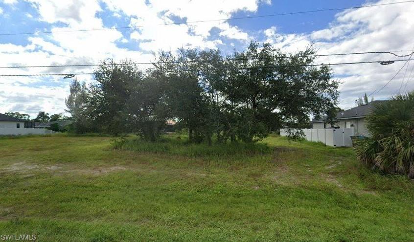 Great lot in a fabulous neighborhood in popular South West Cape Coral. Close to everything, Veterans parkway, shopping, restaurants, schools & Fort Myers. Build your dream home on this lot with a pool in the back next to a gulf access canal. Not many lots left in the neighborhood !