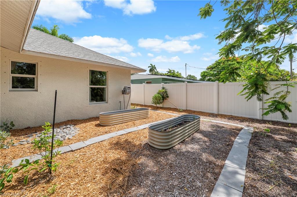 COUNTRY CLUB HOMES - Residential