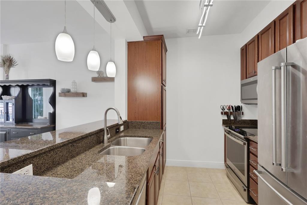 THE RESIDENCES AT COCONUT POINT - Residential Lease