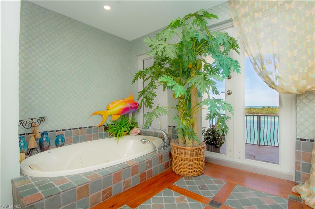 TWIN DOLPHINS - Residential