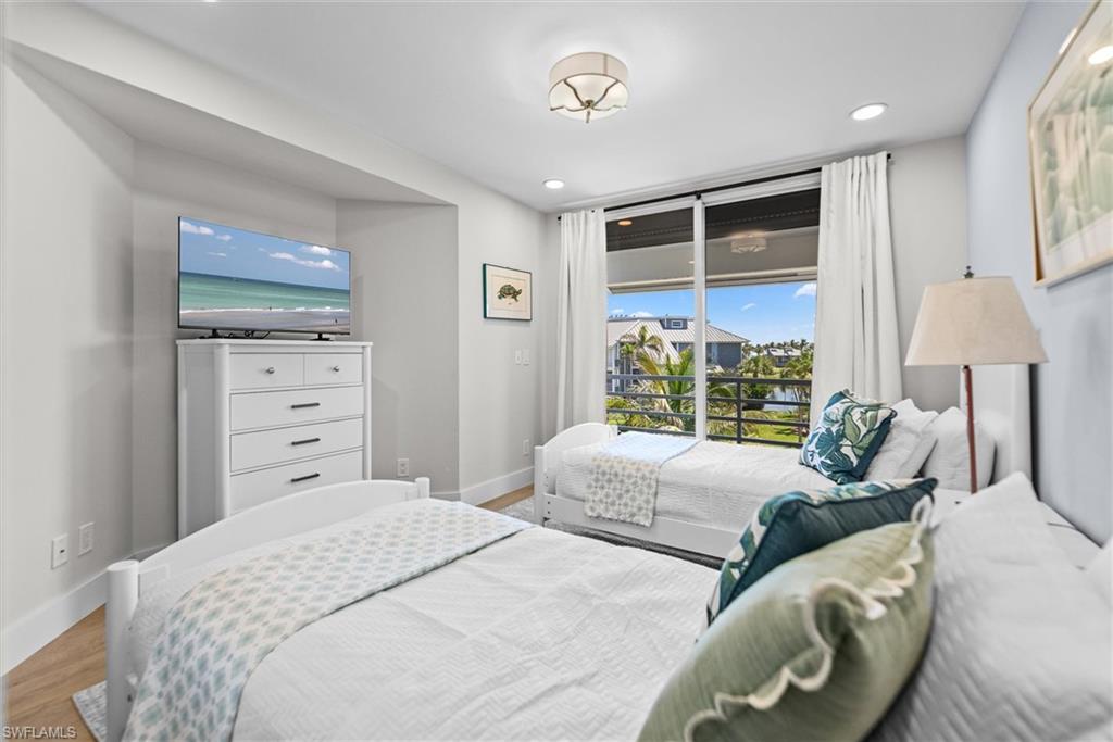 LAND'S END - Residential