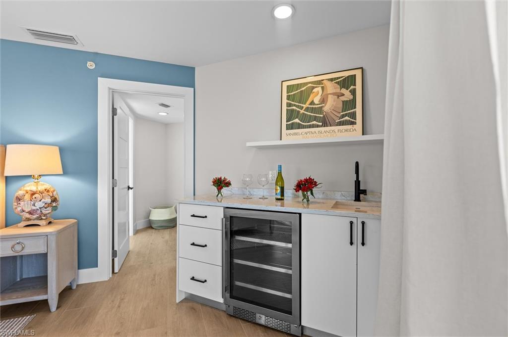 LAND'S END - Residential