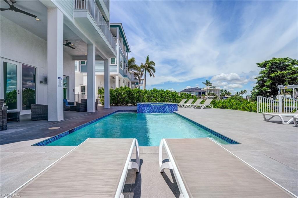 ISLAND SHORES - Residential