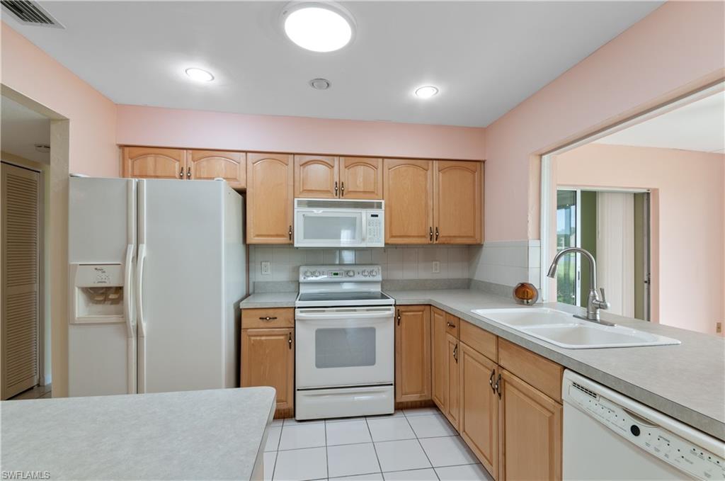 LAKEWOOD VILLAS - Residential Lease