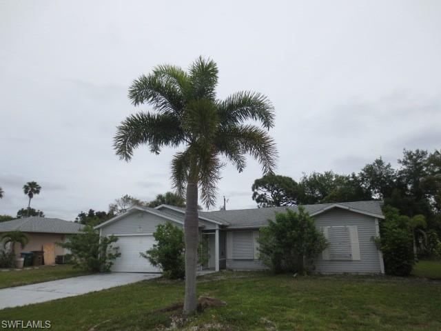 ******** SUPER LOCATION **** LARGE SCREENED LANAI ** CITY WATER AND SEWER** VAULTED CEILINGS **
CLOSE TO SCHOOLS AND PARKS ** SPLIT BEDROOM FLOOR PLAN ** A FULL 2 CAR GARAGE ** 3 BEDROOMS ** 2 BATHS THAT HAVE BEEN UPDATED ** FOLKS- COME TAKE A LOOK AT THIS PROPERTY !!!!