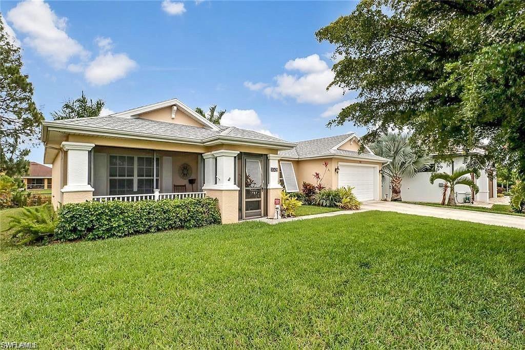 Motivated seller. Beautiful 3 bedroom/+den (is been used as 4th bedroom), 2 bath home with an exceptional fresh water canal view!. Quiet neighborhood. 2 car garage, Laundry. This home is conveniently located to shopping, schools, restaurants, and Sun Splash Park.
