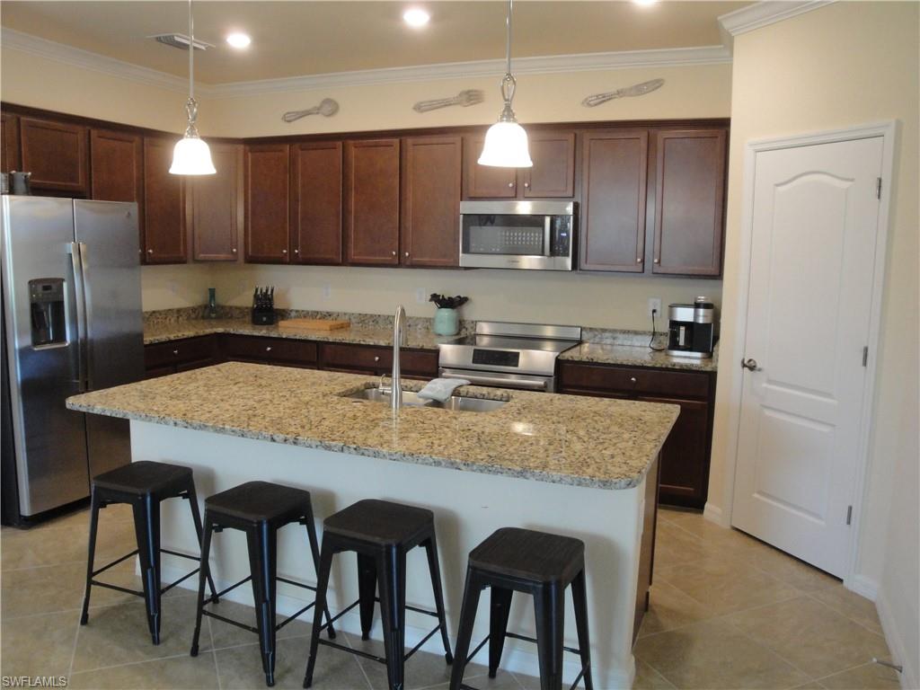 HAMPTON LAKES - Residential