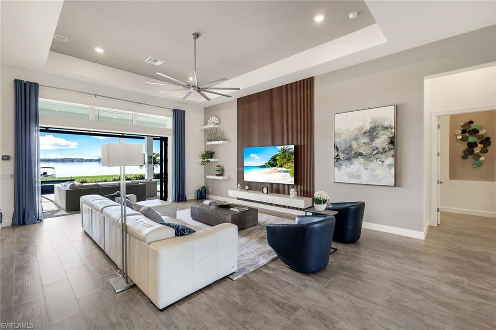 ESPLANADE LAKE CLUB - Residential