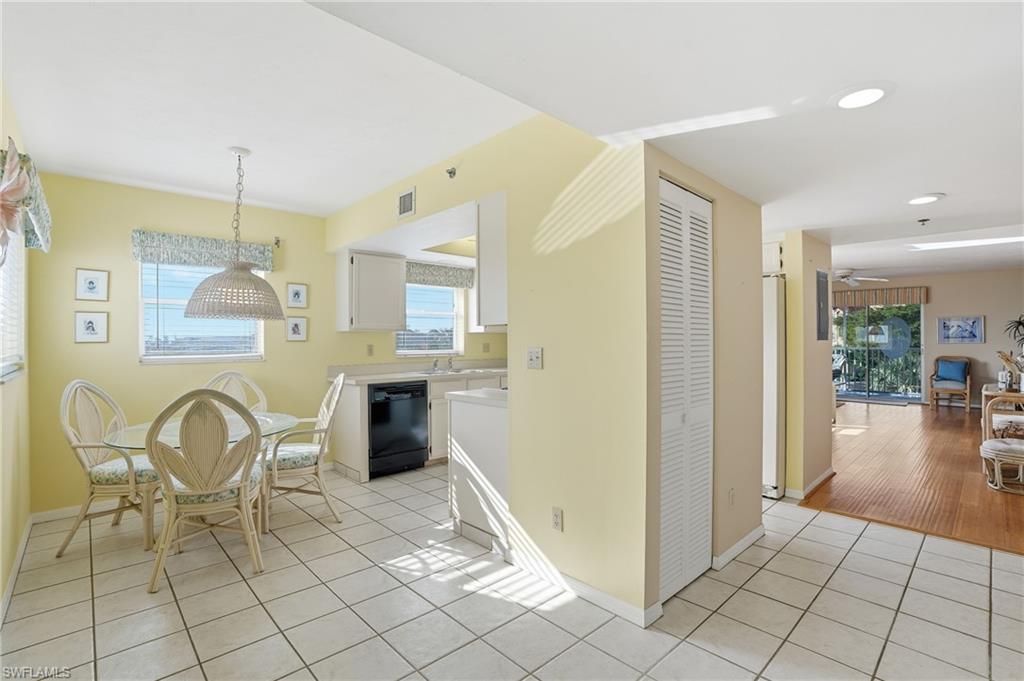 ROYAL PELICAN TOWNHOUSE - Residential