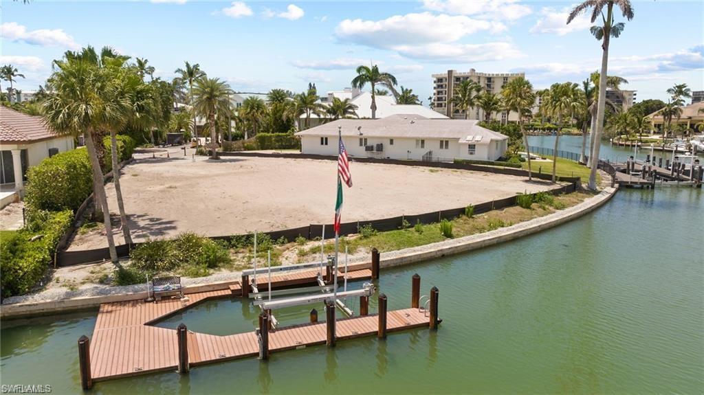 MOORINGS - Land
