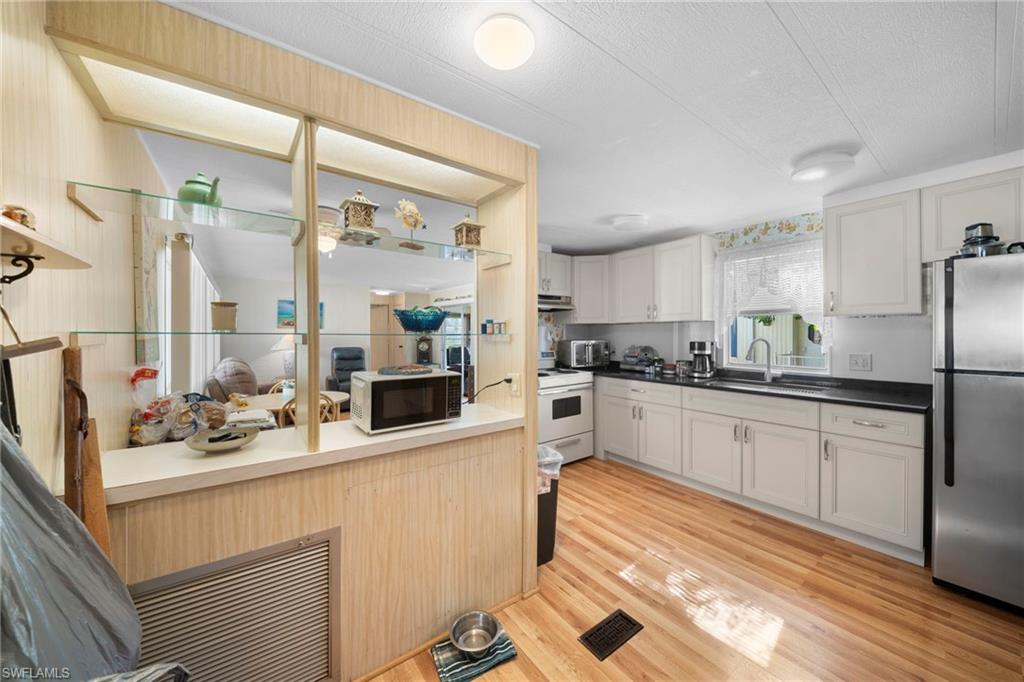 NAPLES MOBILE ESTATES - Residential
