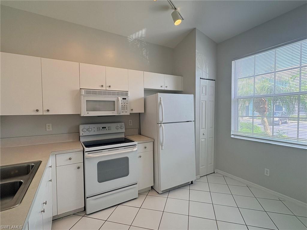 FOREST LAKE TOWNHOMES - Residential Lease