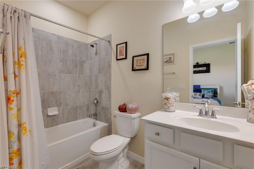 HAMPTON LAKES - Residential