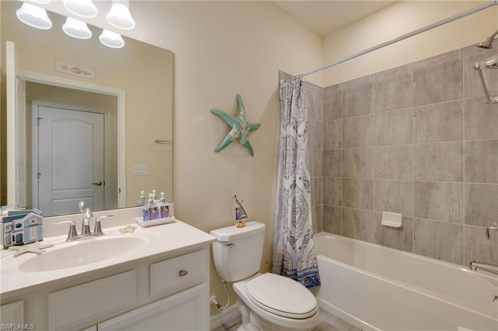 HAMPTON LAKES - Residential