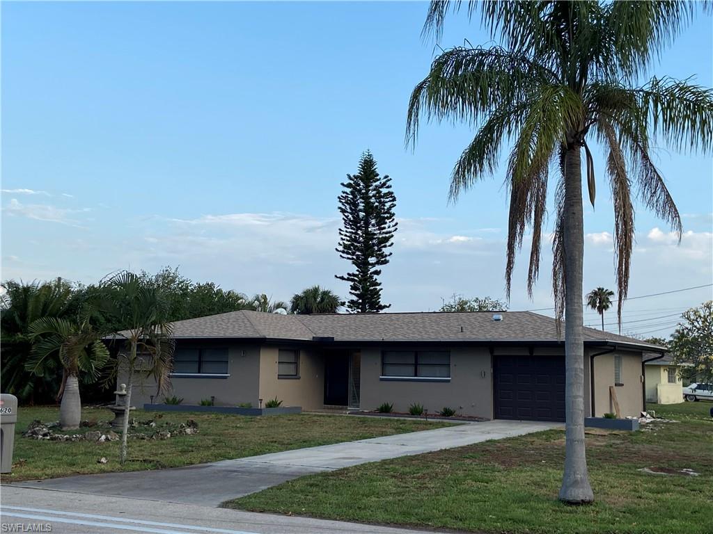 Beautiful property with a great location, close to restaurants, grocery stores, and everything you need. Property with 2 bedrooms, 2 bathrooms, completely renovated kitchen and floors throughout the house, an excellent opportunity
