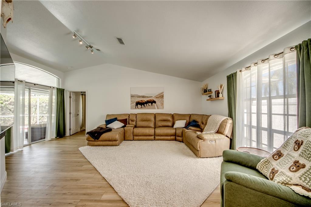 COUNTRY OAKS - Residential