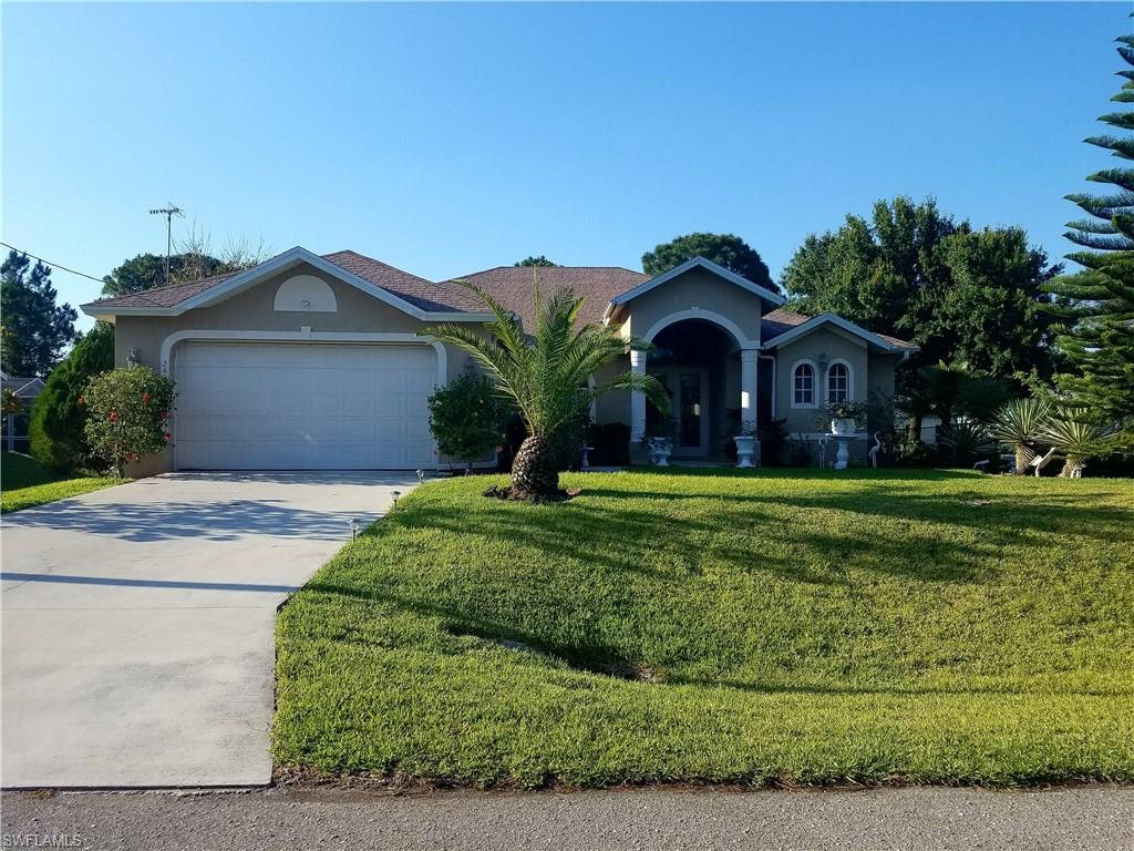 GORGEOUS, move in ready single-family home in desirable Oakwood Community shows like a model and is close to shopping, schools and restaurants. Home features many upgrades and is priced to sell!! Spacious lot has plenty of room for a pool or great play area for kids.