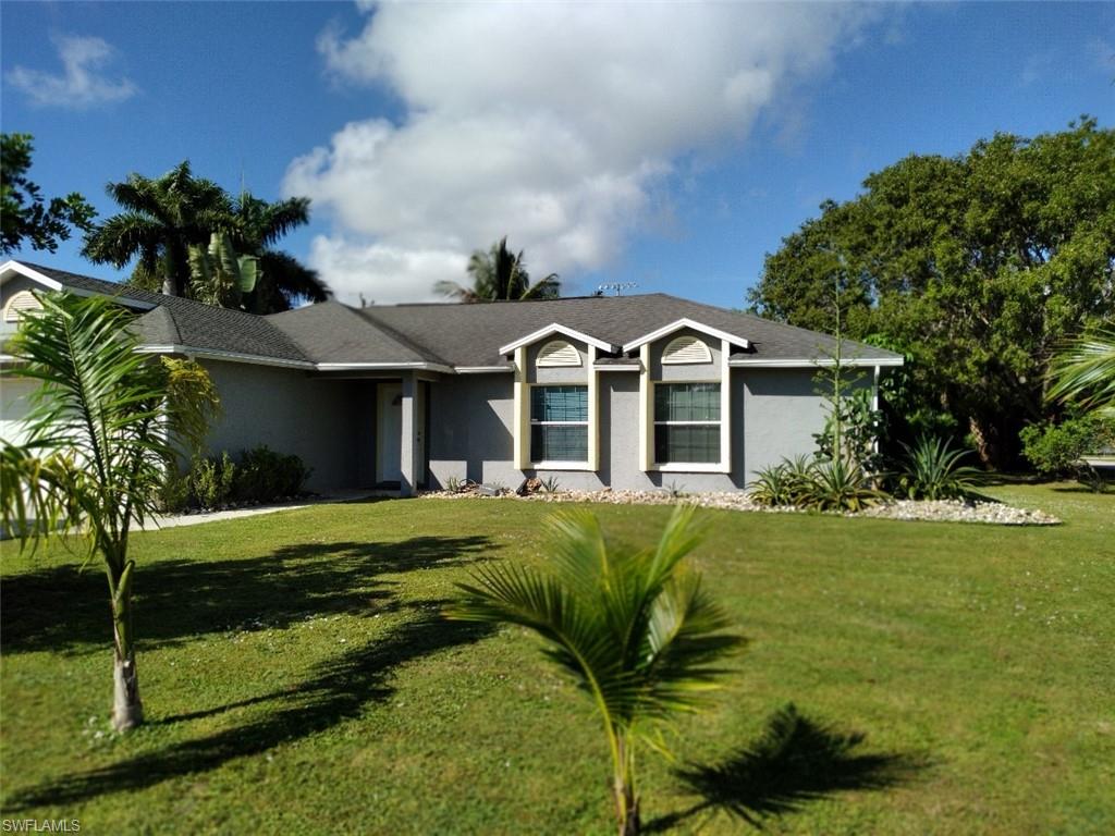 3/2/2 With Den * HUGE CORNER LOT * ASSESSMENTS IN  *  Great Neighborhood * White Appliances * Flooring Tile & Laminate * NEW ROOF WILL BE DONE BEFORE CLOSING BY SELLER *