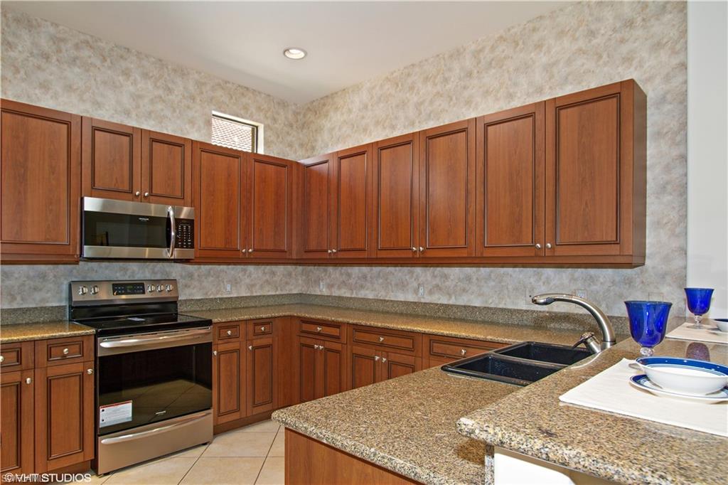 LONGSHORE LAKE - Residential