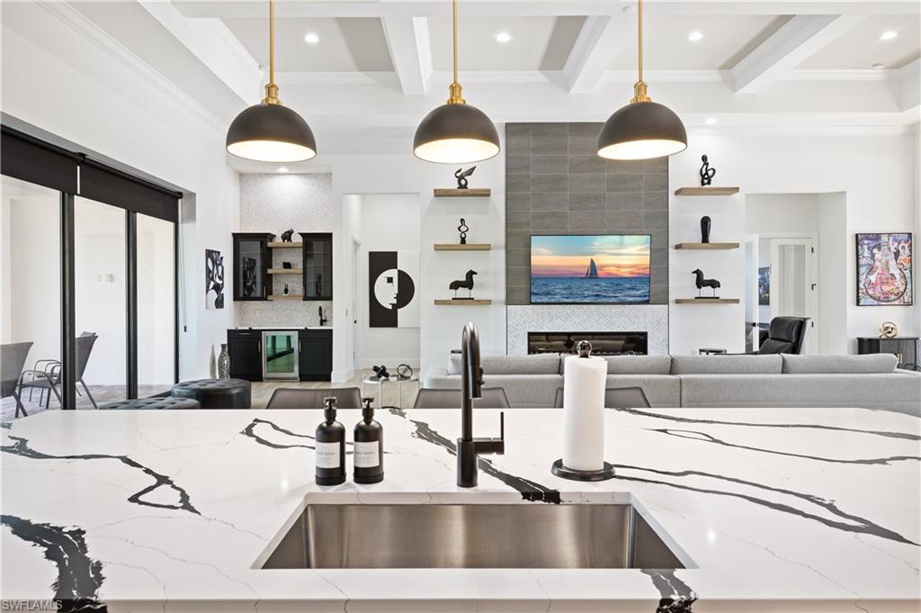 COUNTRY CLUB - Residential