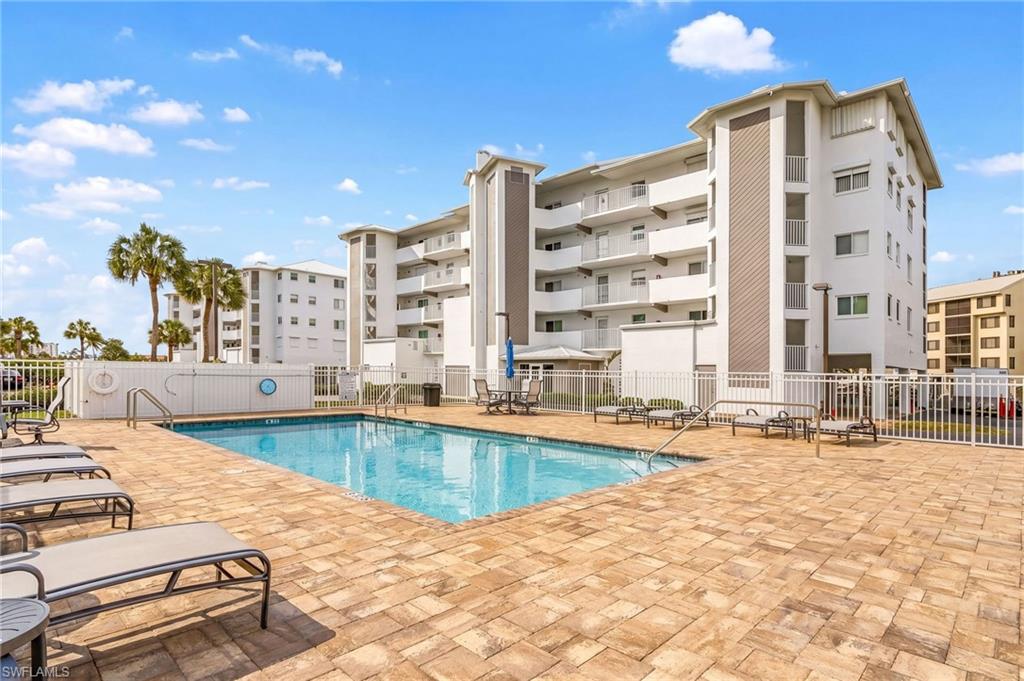 ROYAL PELICAN TOWNHOUSE - Residential