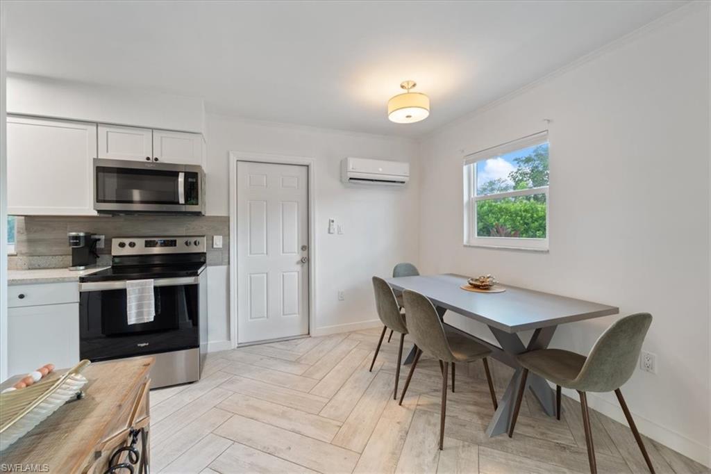 NAPLES VILLAS - Residential Income