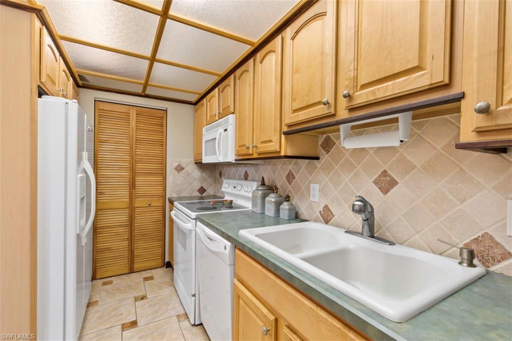 HIDDEN LAKE VILLAS - Residential