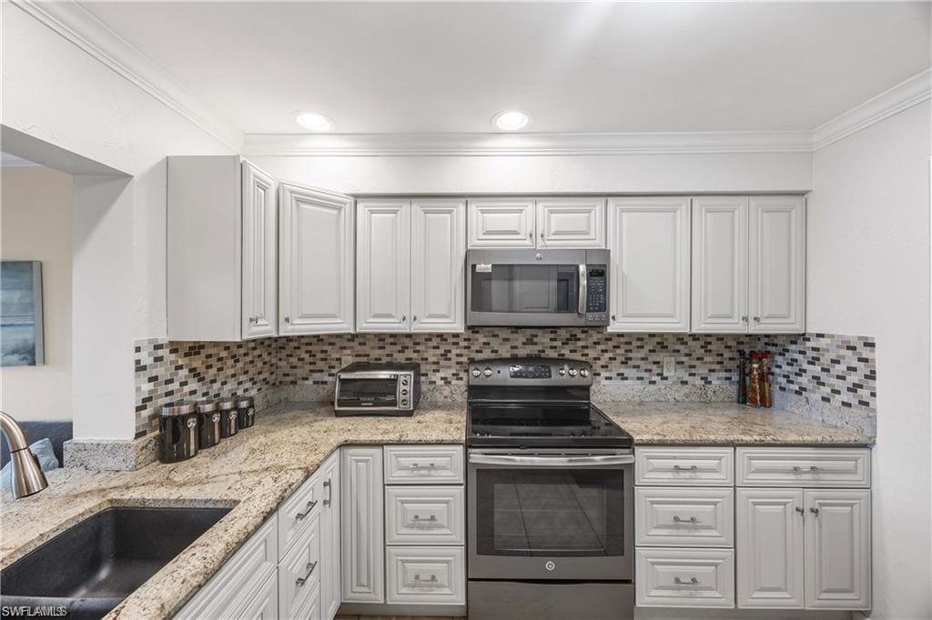 LAKEWOOD VILLAS - Residential Lease