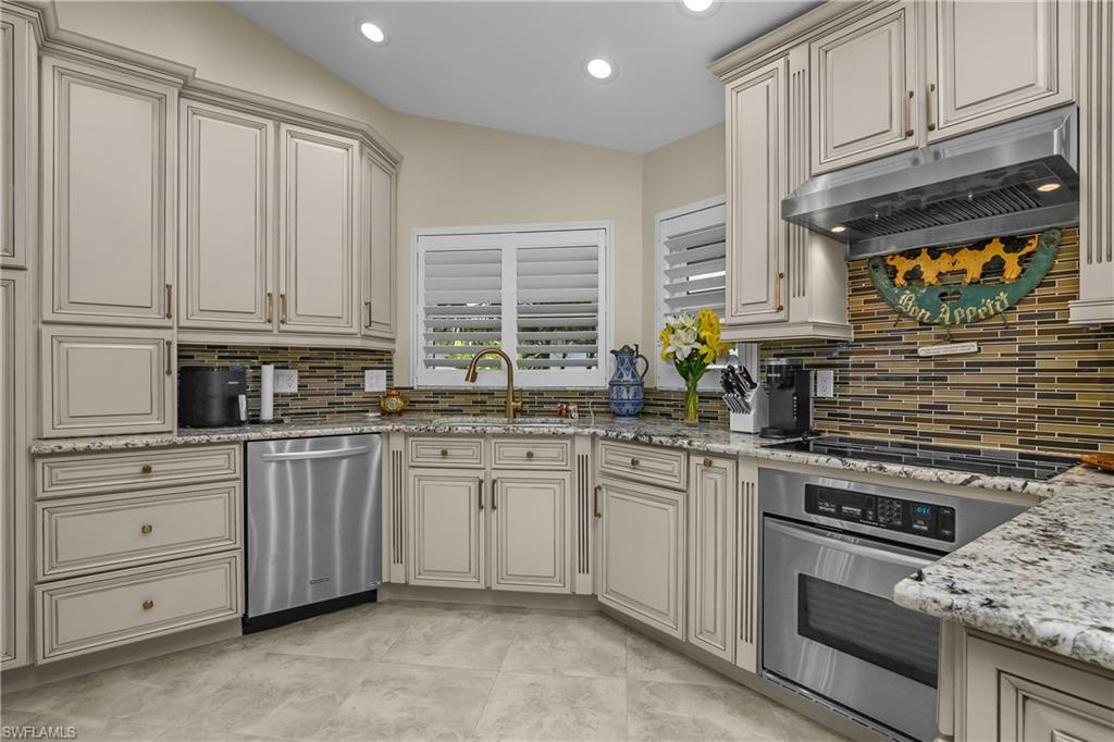 LAKESIDE VILLAS AT WILDCAT RUN - Residential