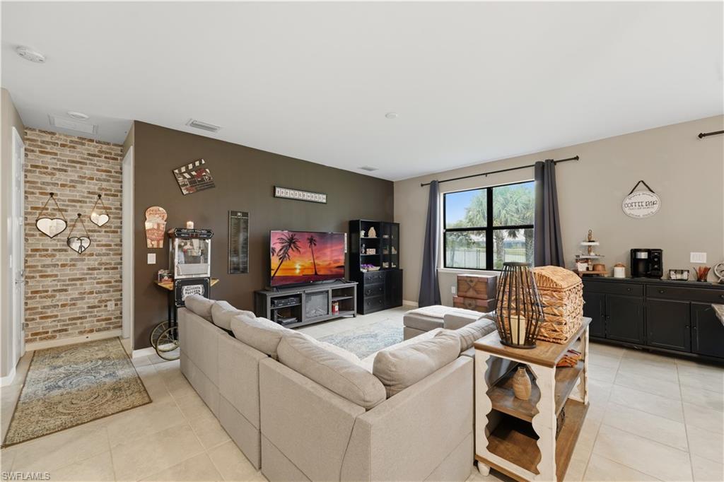 HAMPTON LAKES - Residential