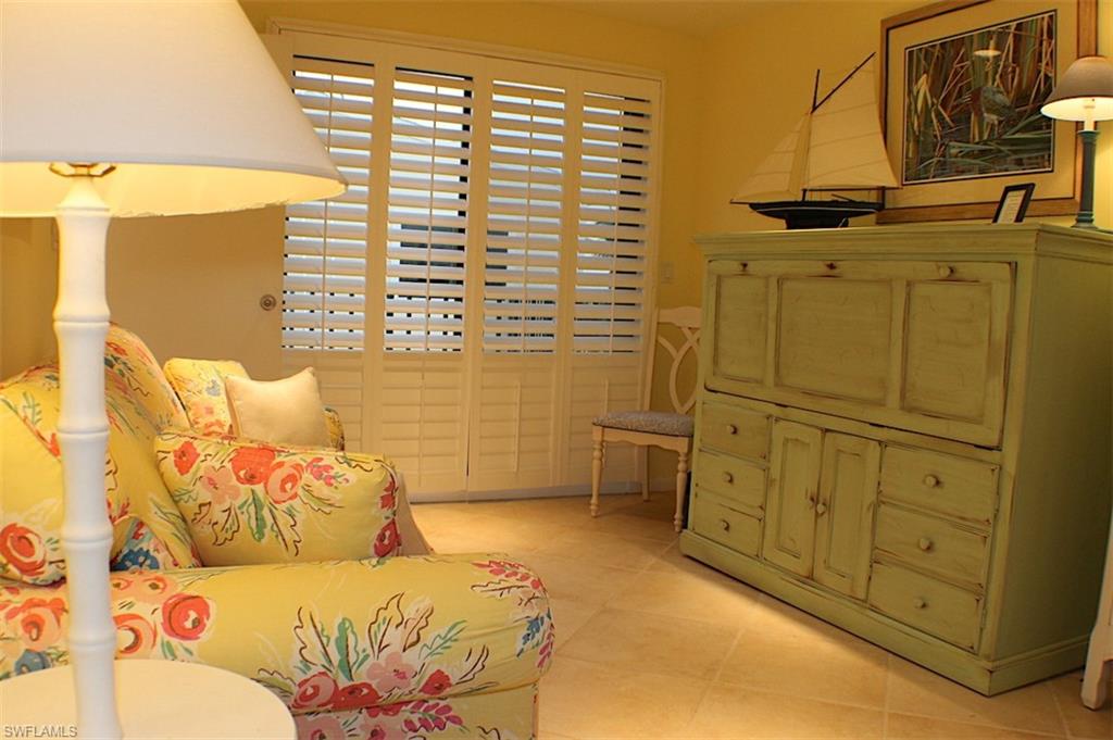 CLAMSHELL CONDO - Residential
