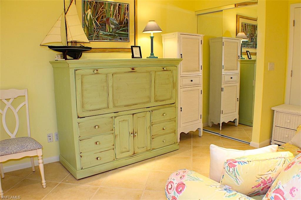 CLAMSHELL CONDO - Residential