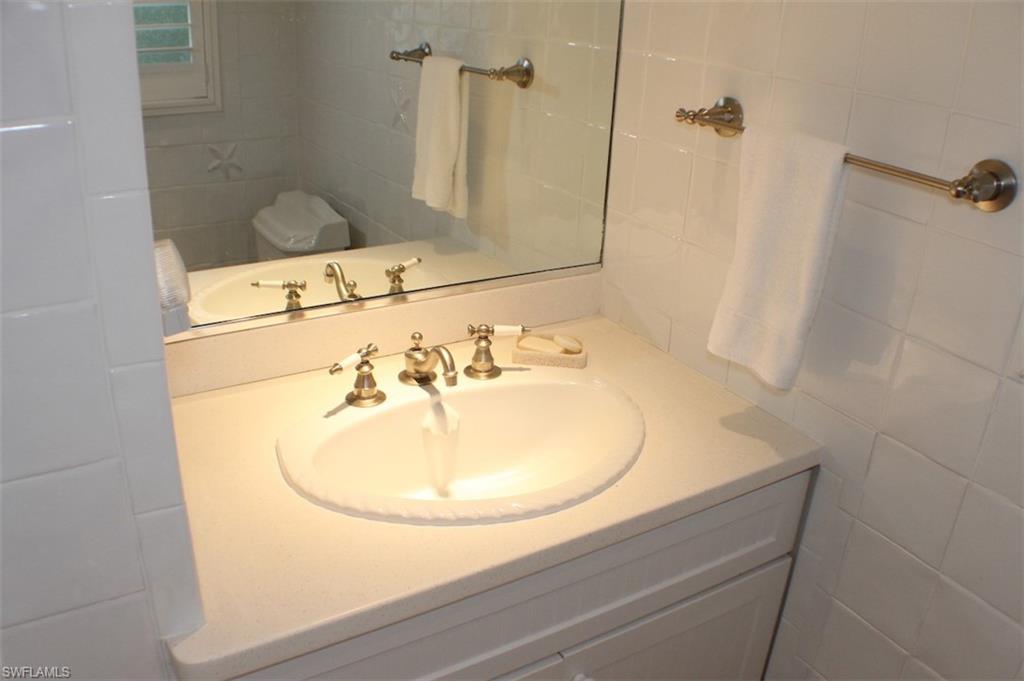 CLAMSHELL CONDO - Residential