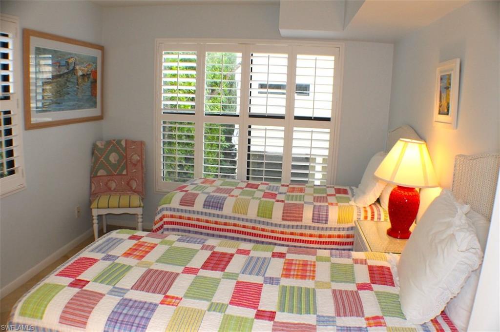 CLAMSHELL CONDO - Residential