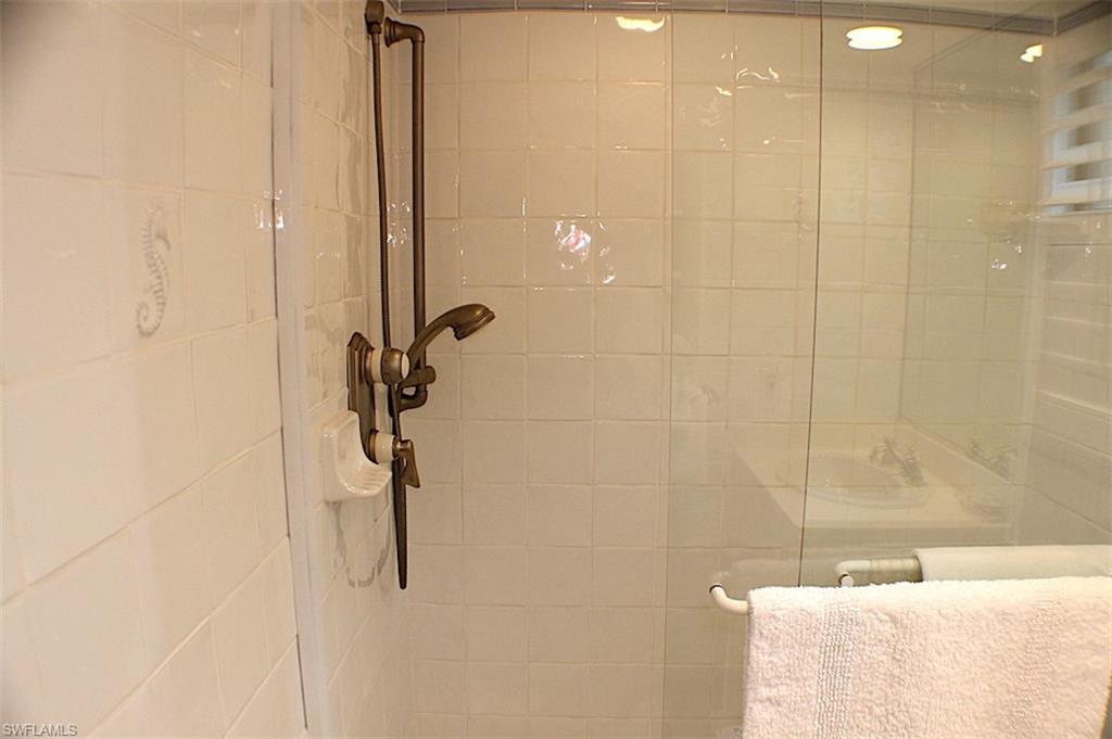 CLAMSHELL CONDO - Residential