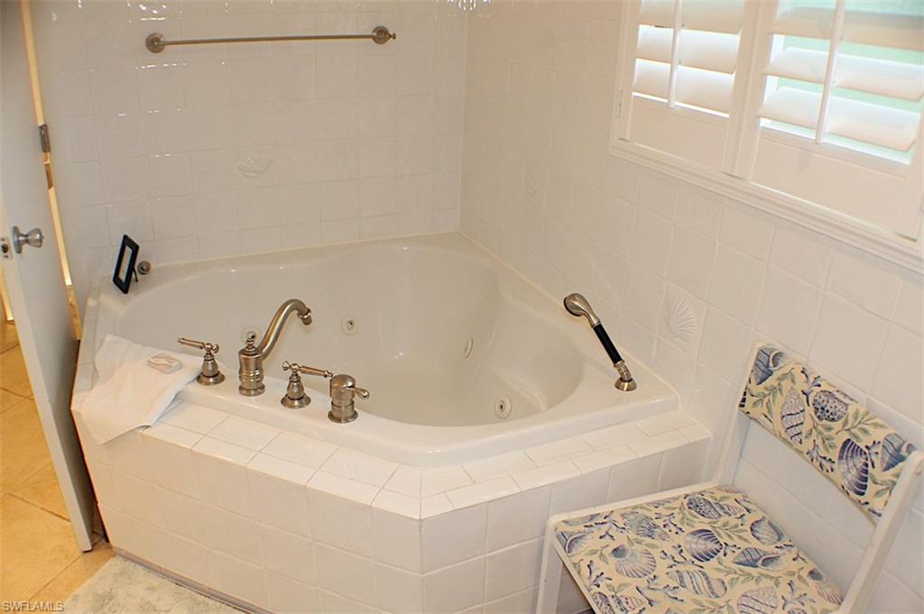 CLAMSHELL CONDO - Residential