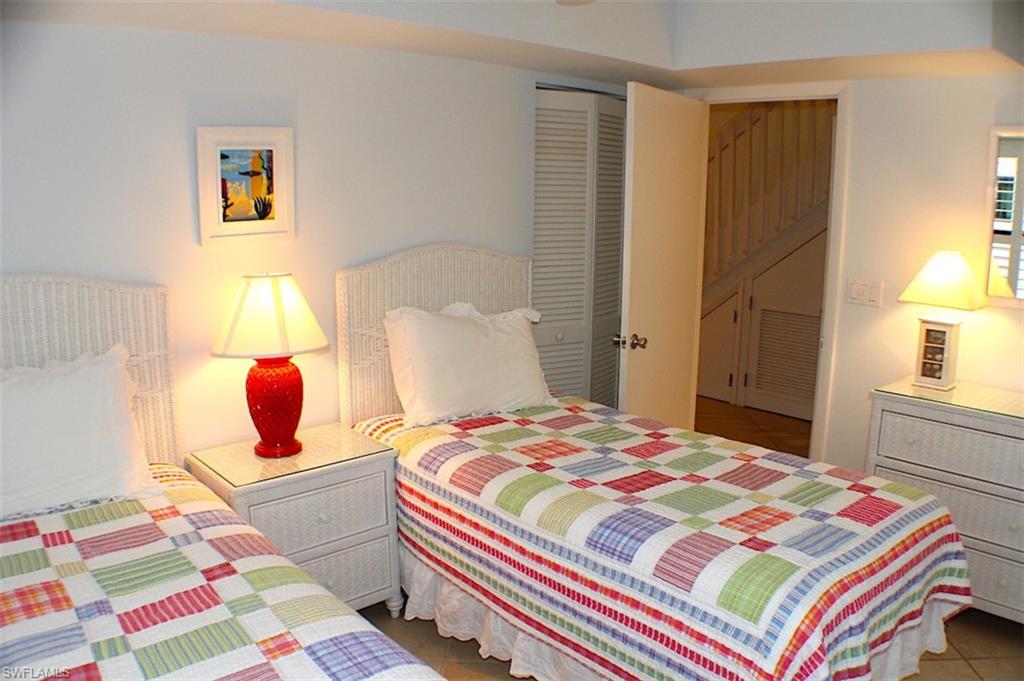 CLAMSHELL CONDO - Residential